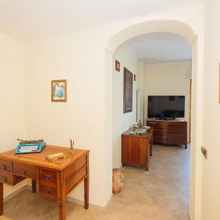 Aranci 67, Station & Vesuvius View