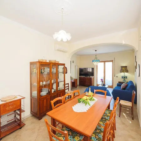 Apartament Aranci 67, Station & Vesuvius View