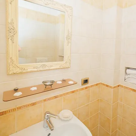 Aranci 67, Station & Vesuvius View *